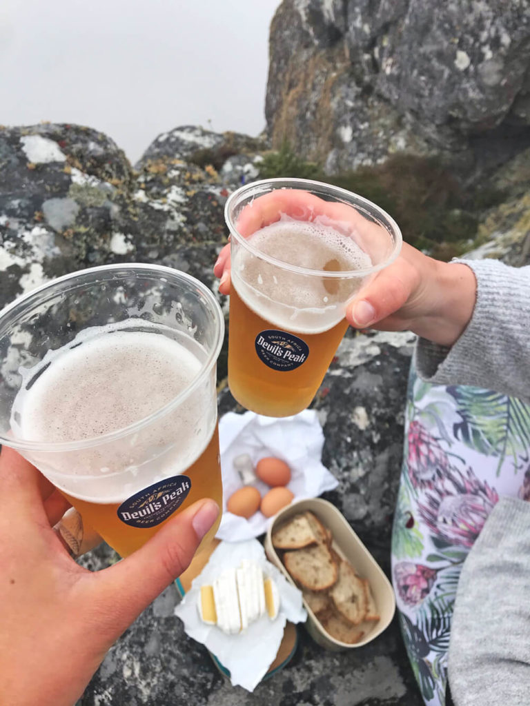 Tafelberg-Wanderung-Restaurant-Bier-1