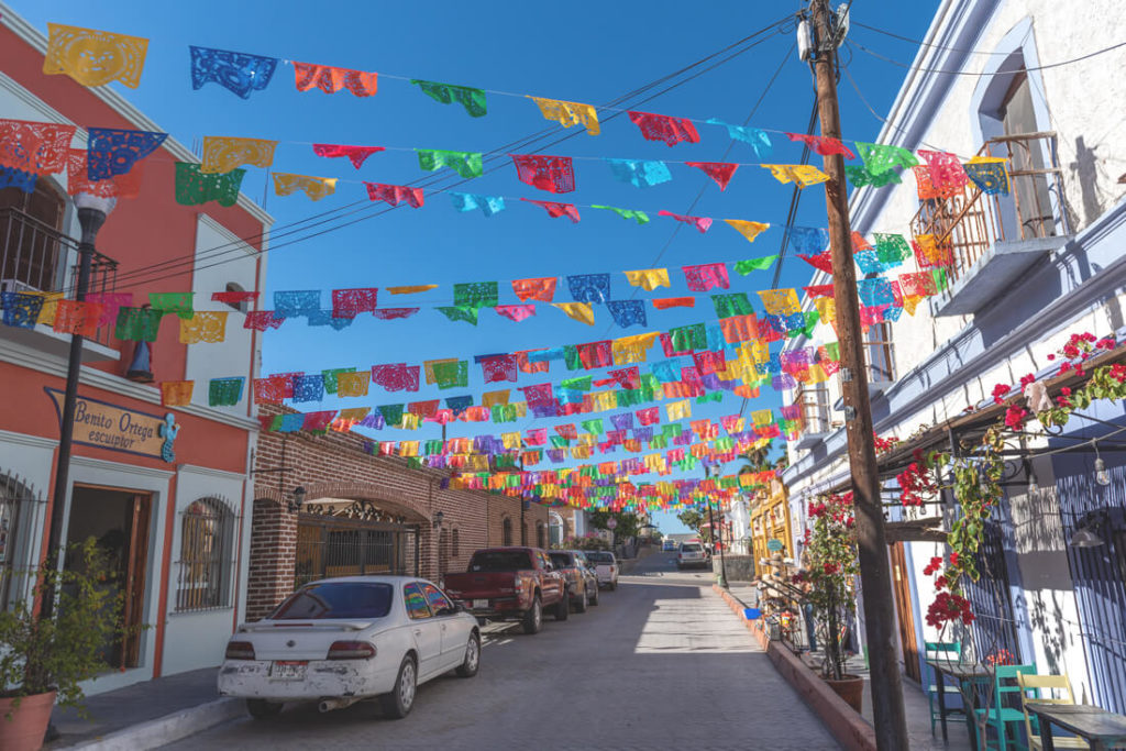 Todos-Santos-Strassen-Bunt-Baja-California-Mexiko