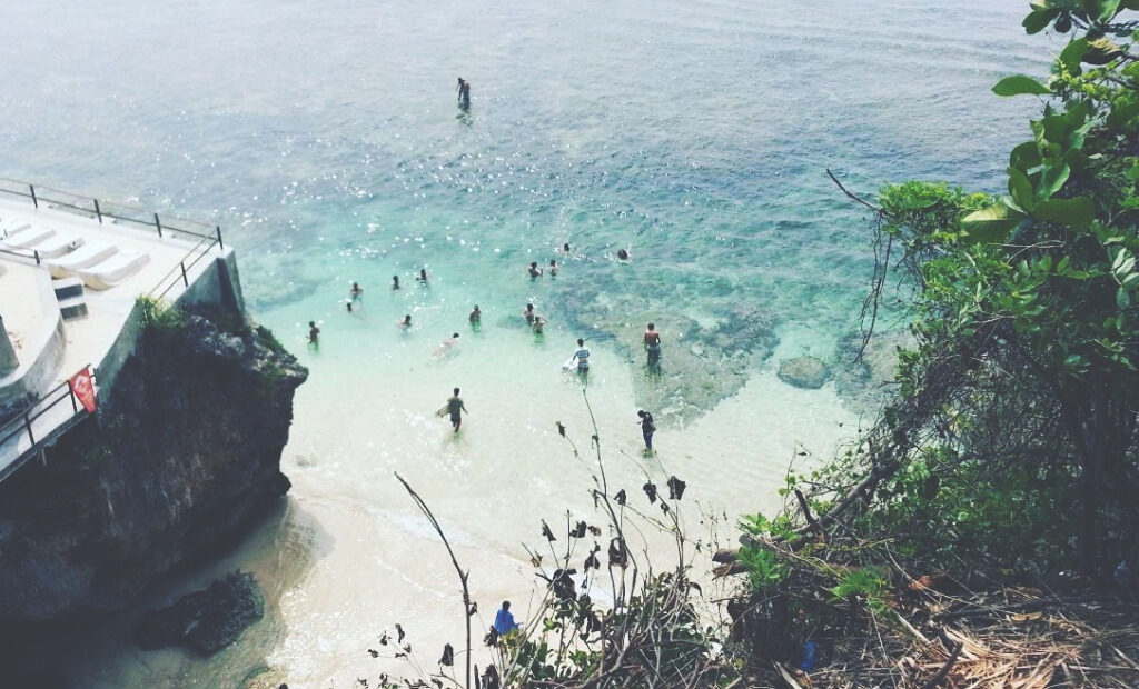 Uluwatu-Beach-Surfing-Bali-Indonesien
