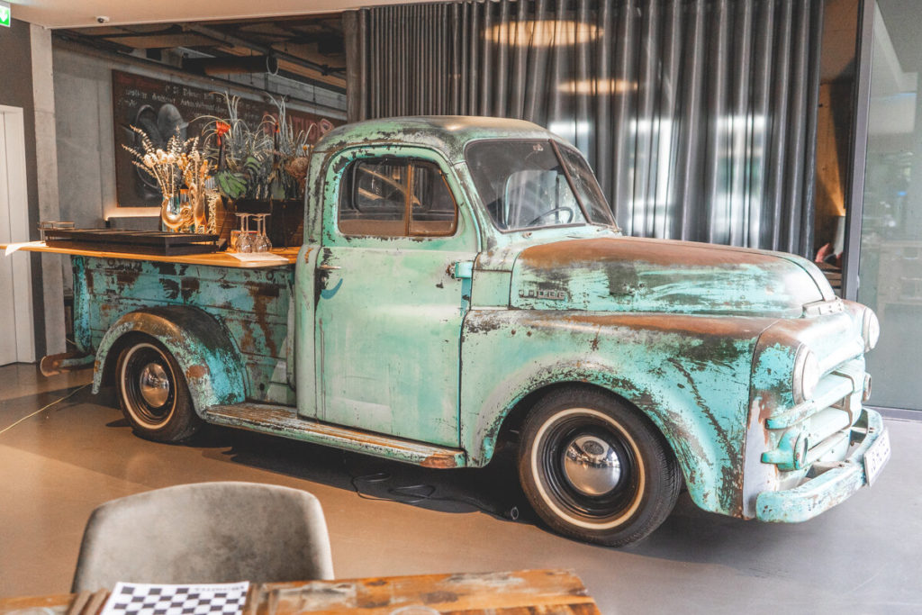 V8-Hotel-Motorworld-Restaurant-Pickup-Vintage