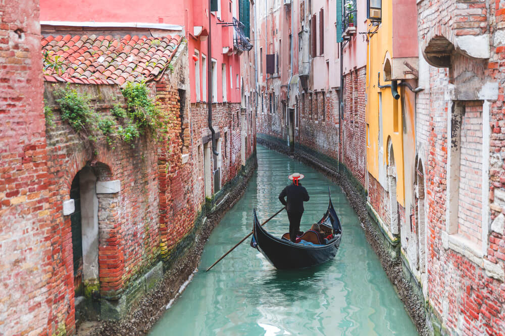By gondola through the city's canals