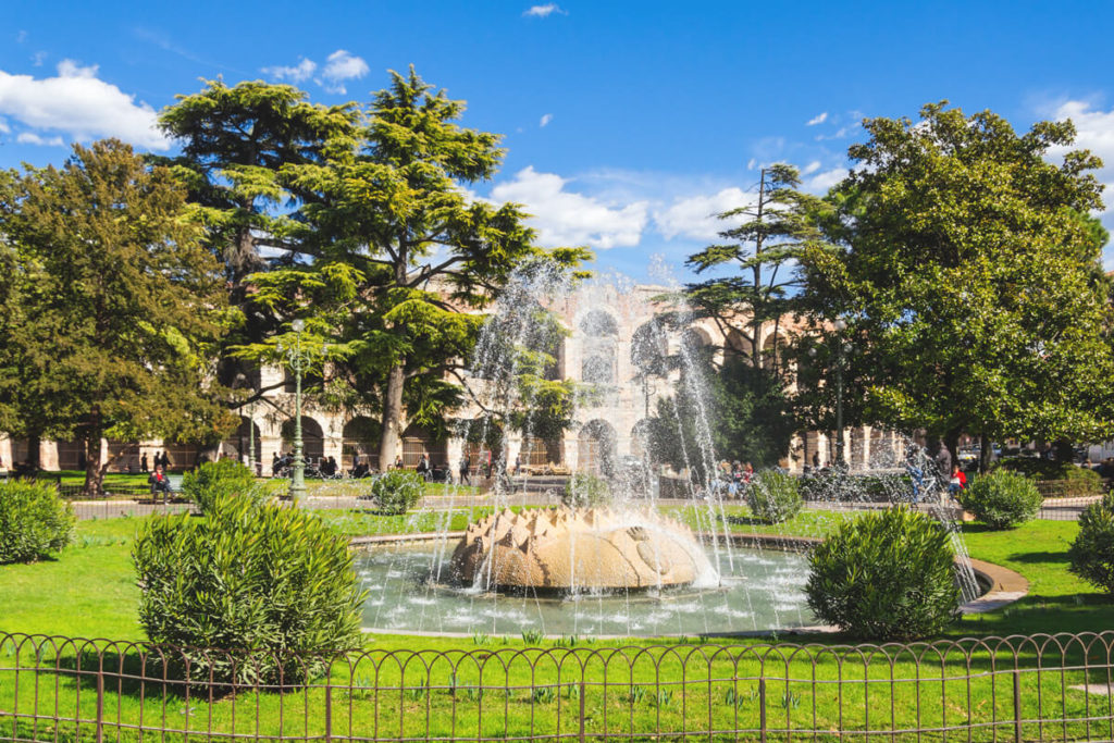 Verona-Highlights-Piazza-Bra-Brunnen