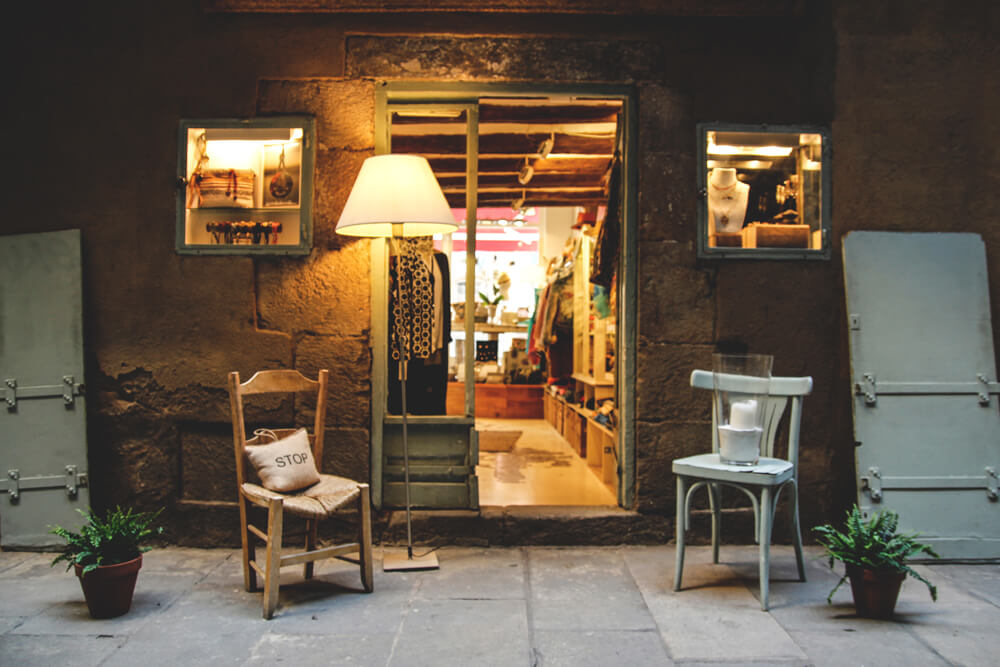 Vintage-Boutique-Geschaeft-Barcelona-Strassen-Spanien-Retro-Kleidung