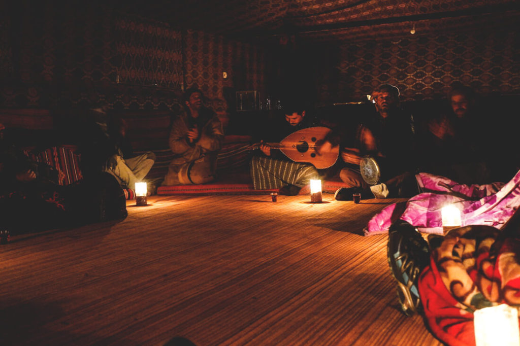 Wadi-Rum-Candles-Camp-Musik-Essen