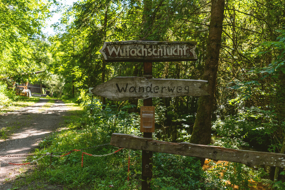 Wanderweg-Wutachschlucht-Wegweiser-Schild