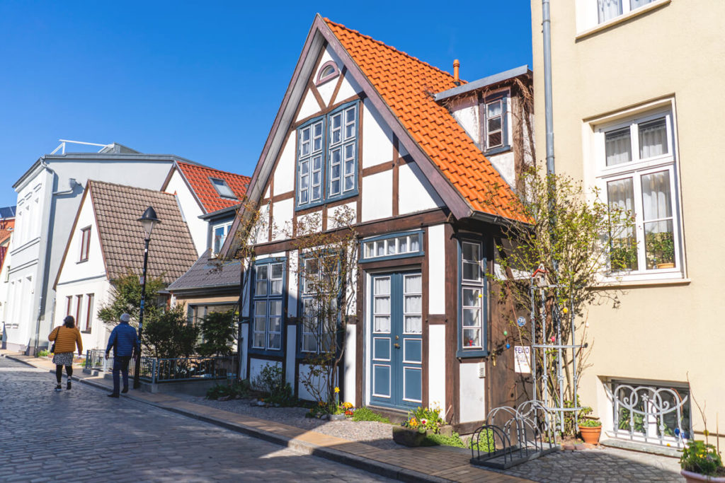 Warnemuende-Sehenswuerdigkeiten-Kapitaenshaeuser-Alexandrinenstrasse