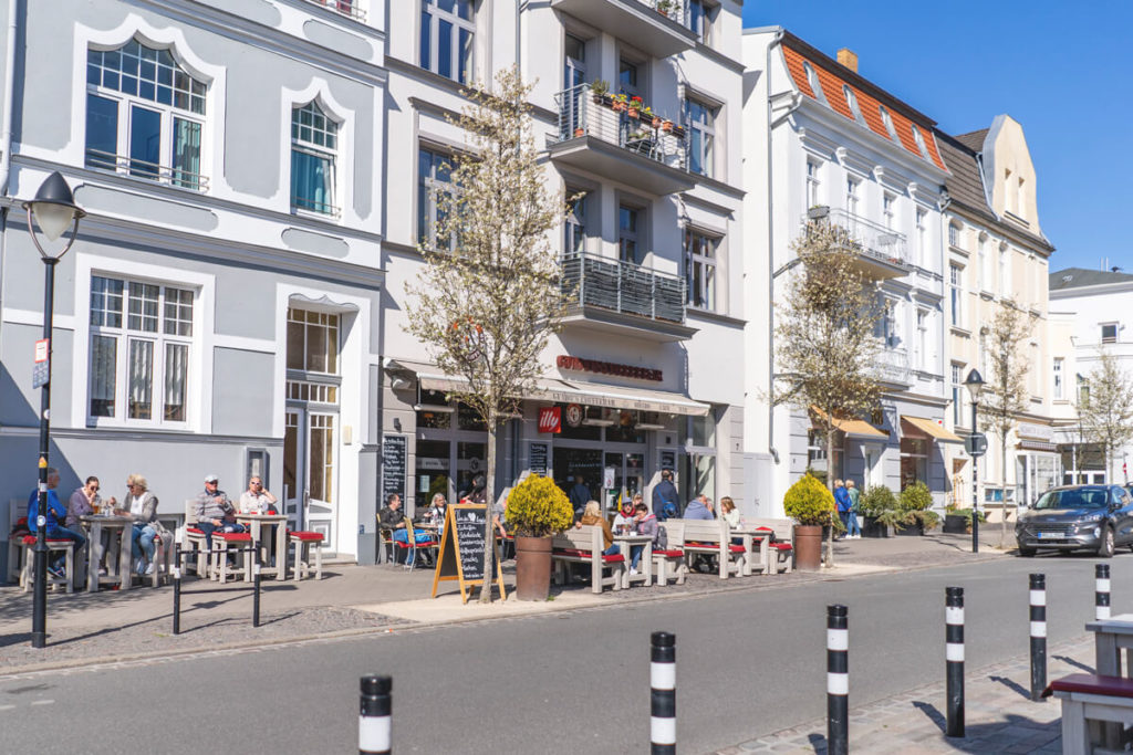 Warnemuende-Sehenswuerdigkeiten-Kirchplatz-Cafe