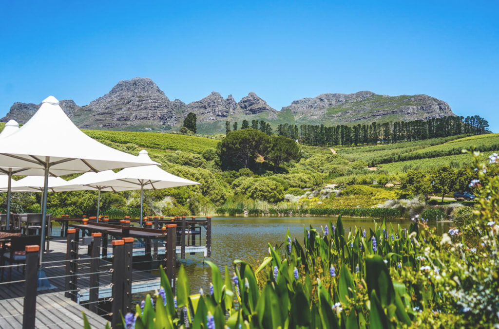 Winelands-Suedafrika-Hidden-Valley-Wines-See-Berge