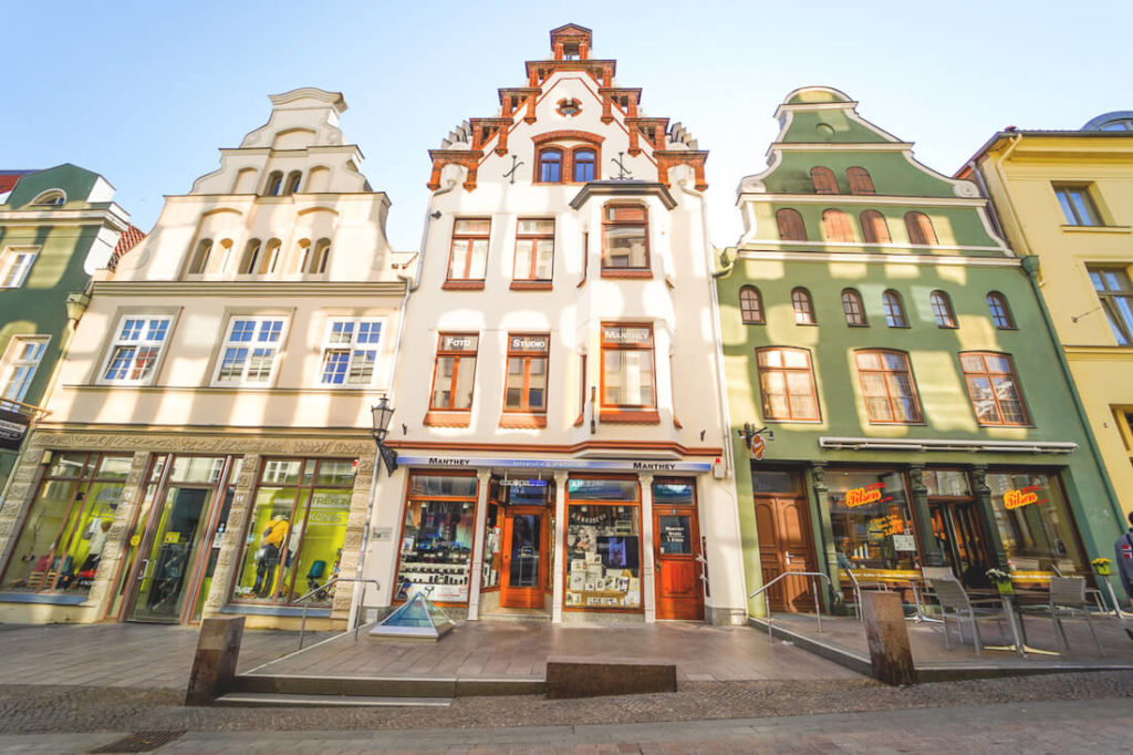 Wismar-Highlights-Altstadt-Kraemerstrasse-Haeuser