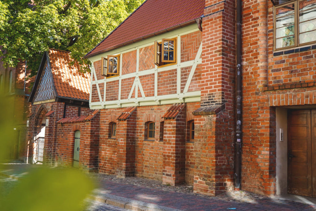 Wismar-Kirche-Heiligen-Geist-Innenhof-Mauer