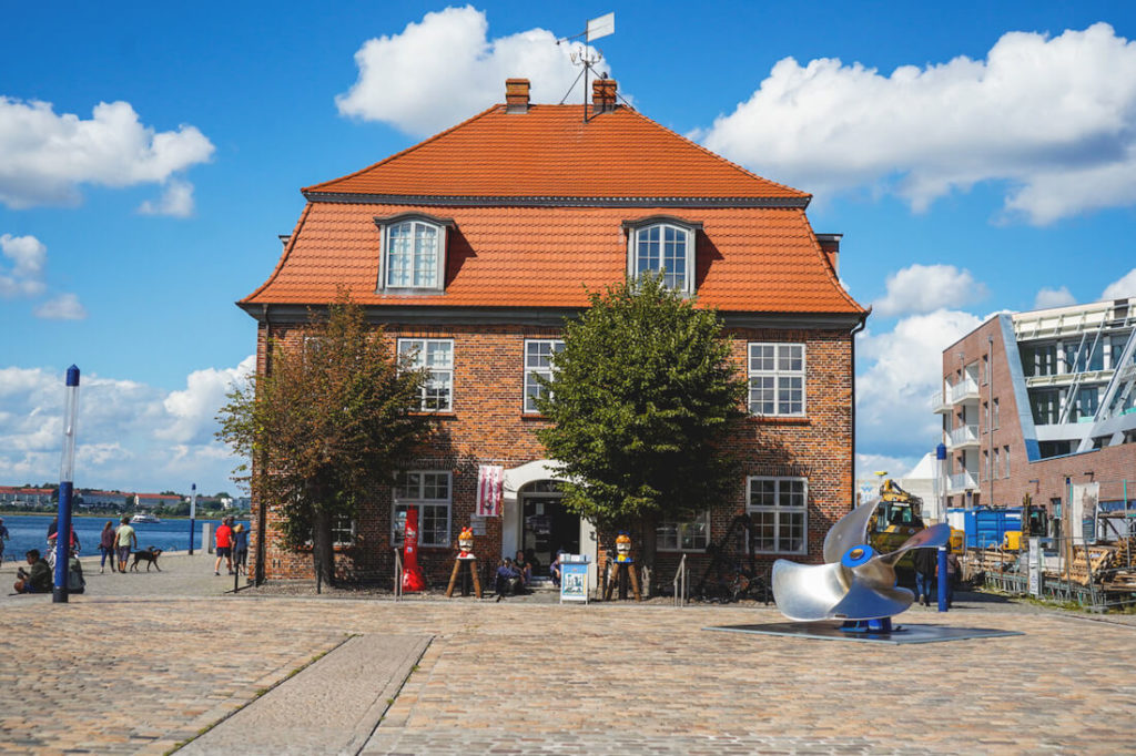 Wismar-Sehenswuerdigkeiten-Alter-Hafen-Baumhaus