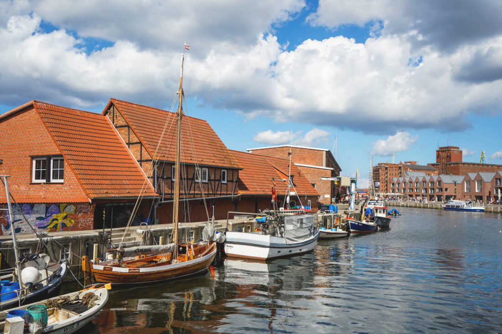 Wismar-Sehenswuerdigkeiten-Alter-Hafen-Boote