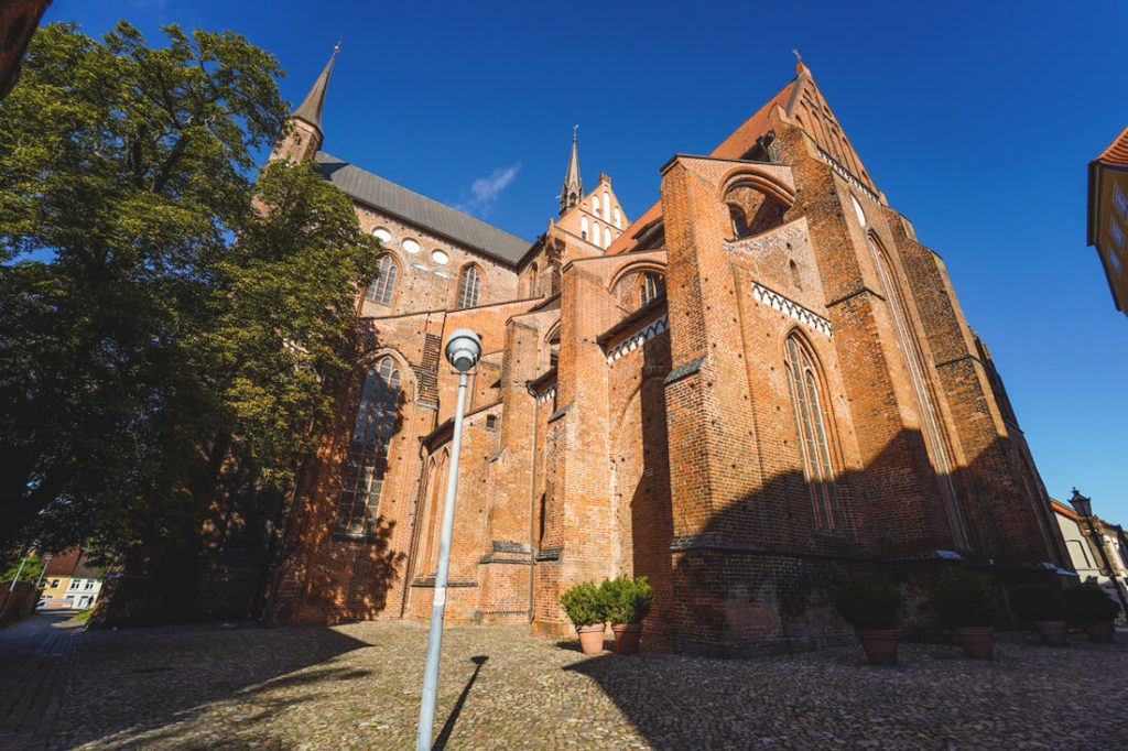 Wismar-Sehenswuerdigkeiten-St-Georgen-Aussenansicht