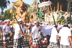 Zeremonie-Ubud-Bali-Indonesien-Strassen