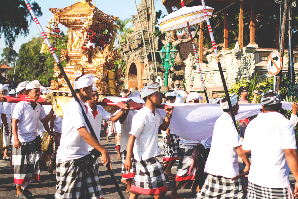 Zeremonie-Ubud-Bali-Indonesien-Strassen