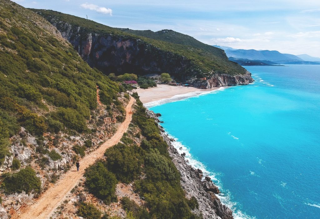 albanien-reise-straende-gjipe-beach-drohne