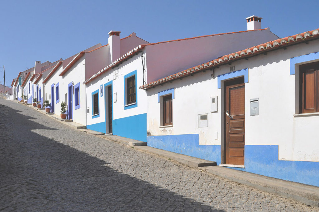 camping-portugal-autofahren-strassen-dorf