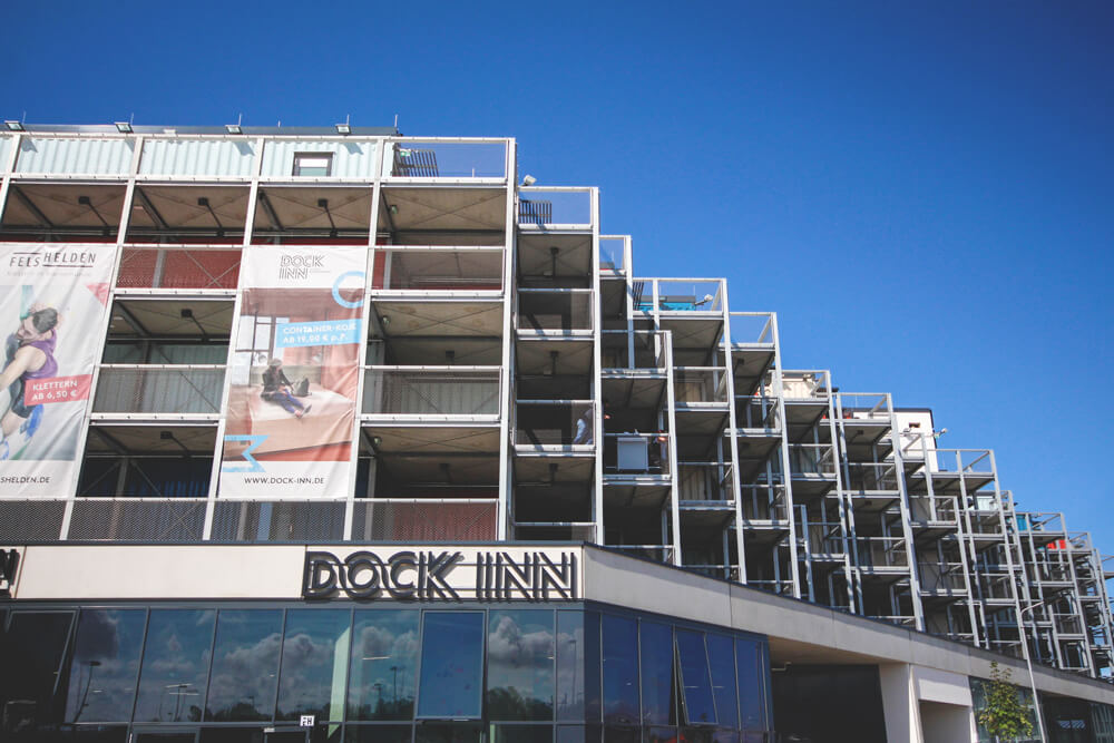 dock-inn-warnemuende-container-hostel-aussenansicht