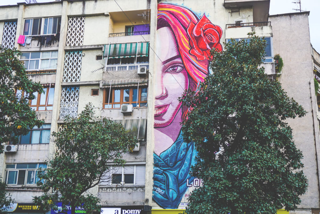 hauptstadt-albanien-tirana-stadttour-graffiti