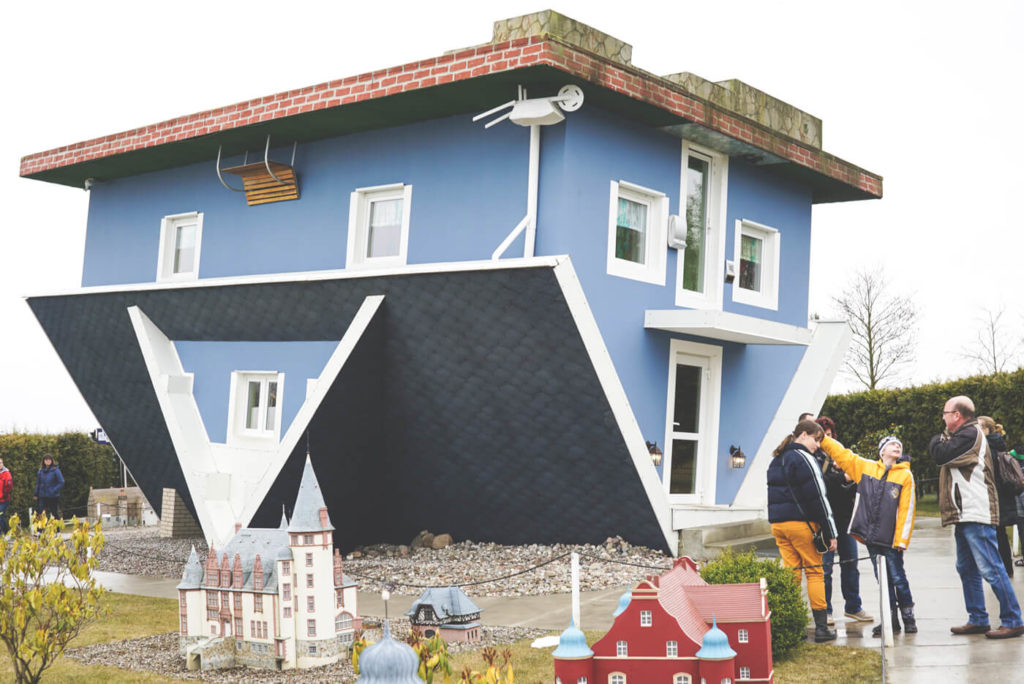 haus-steht-kopf-trassenheide-ostsee