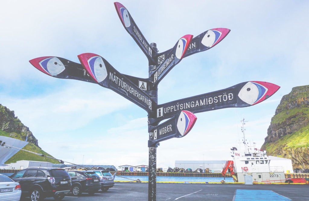 heimaey-hafen-wanderung-vestmannaeyjar-strassenschild