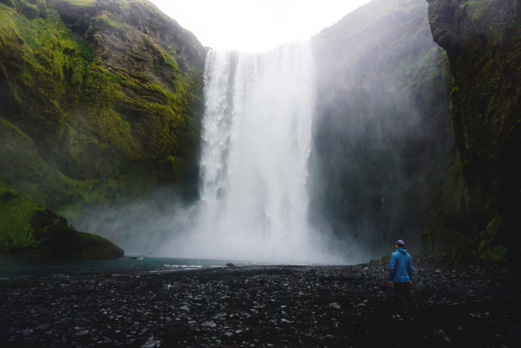 island-rundreise-highlights-skogafoss-wasserfall