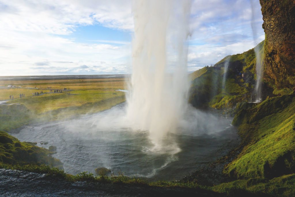 island-rundreise-highlights-sueden-seljalandsfoss-wasserfall