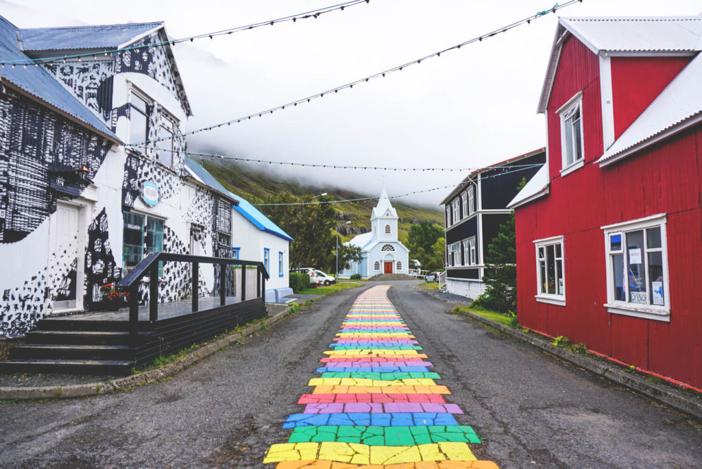 island-rundreise-osten-ostfjorde-seydisfjordur-bunter-streifen