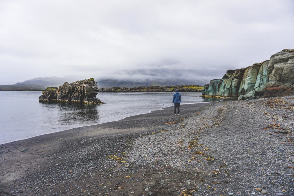 island-rundreise-roadtrip-osten-ostfjorde-strand