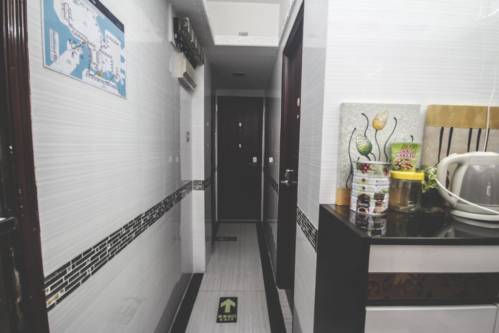 reisebericht-hongkong-temple-street-airbnb-flur