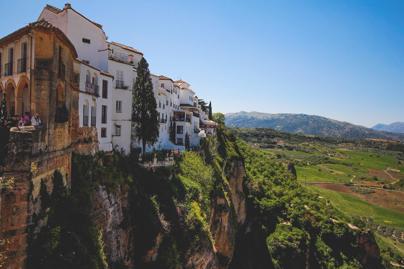 ronda-in-andalusien-aussicht-weisse-stadt-min
