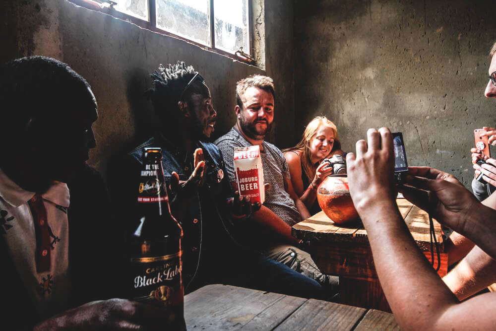 soweto-twonship-johannesburg-traditionelles-pub-bier