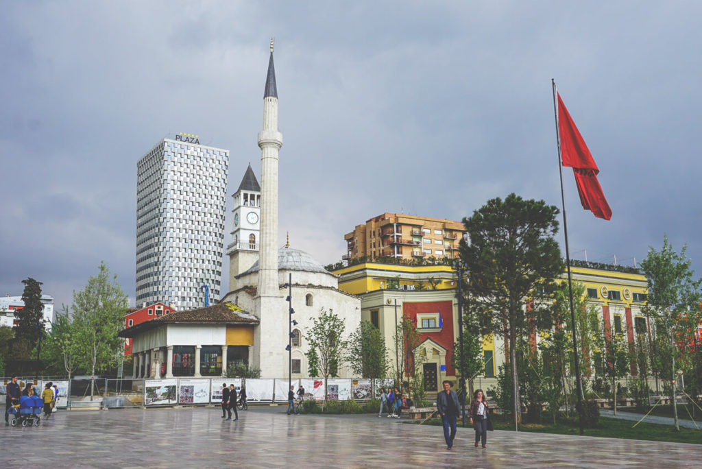 tirana-skanderbeg-platz-uhrturm-moschee