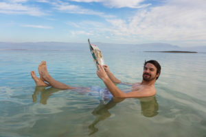 totes-meer-baden-israel-schweben-salzwasser